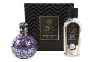 Ashleigh & Burwood Cadeauset - All Because Geurlamp paars + Fresh Linen geurolie