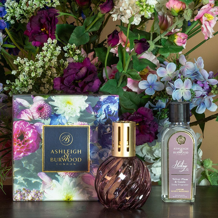 Ashleigh & Burwood Cadeauset - Heritage Geurlamp paars + Velvet Plum & Cassis geurolie