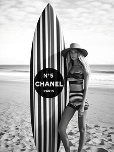 Glasschilderij Chanel Paris surf girl met goudfolie 60x80 cm